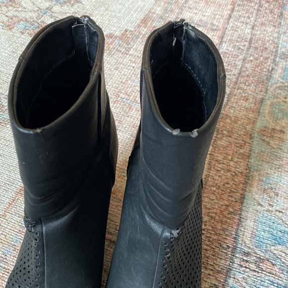 Zippered 3/4 length black booties. 2.5 inch heels. - Picture 5 of 5